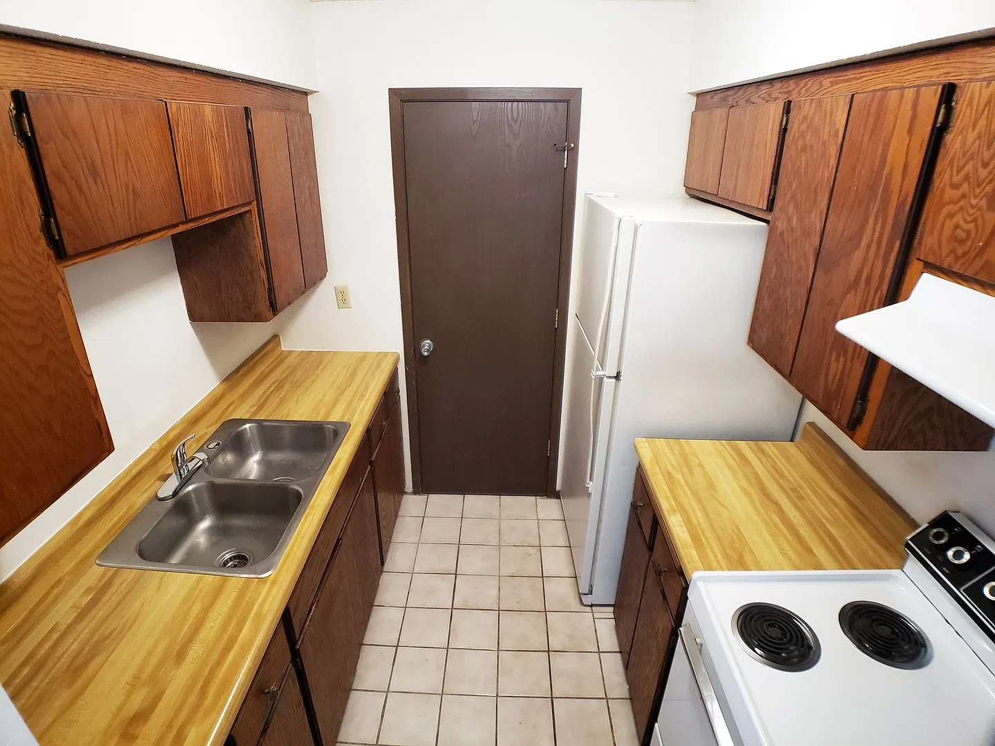1 Bedroom Apartment in Lonsdale Main Level — Photo 4