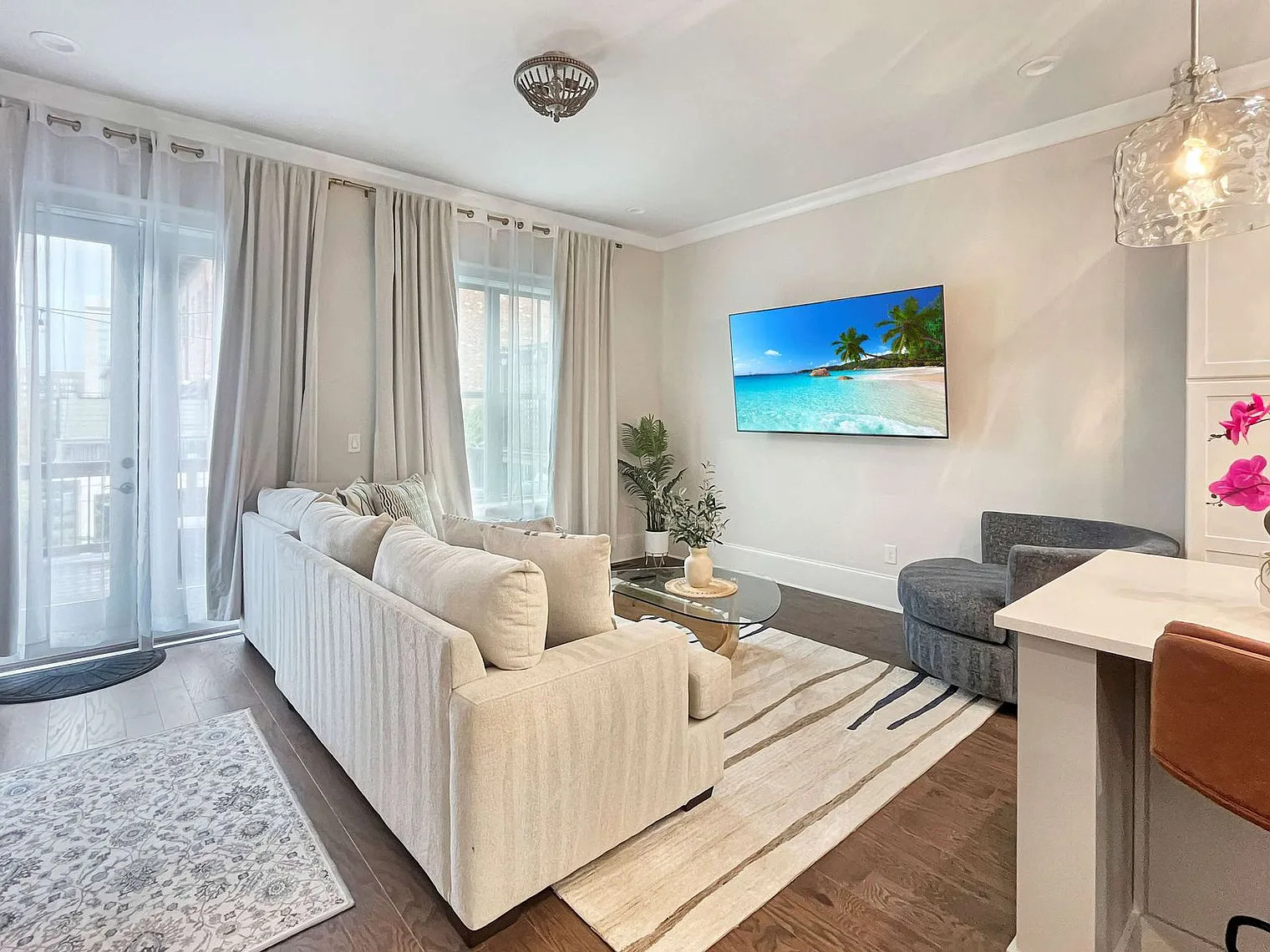 3 bed, 3.0 bath, 1894 sqft, $6,347 — Photo 4