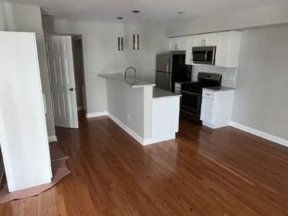 3rd image of 3626 W Oakdale Ave #2F