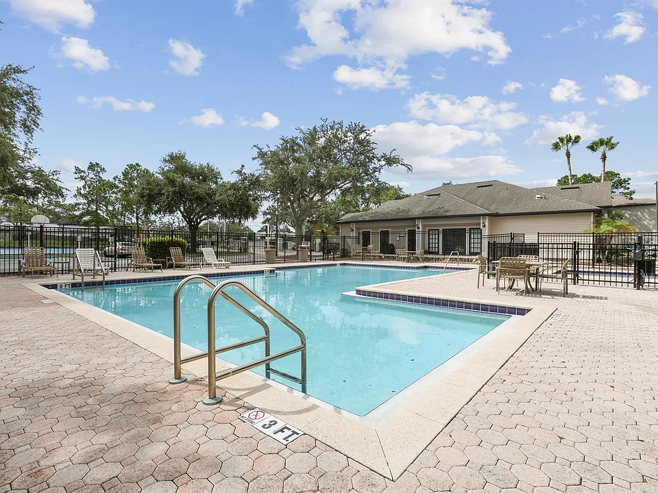 Weston Oaks Apartments