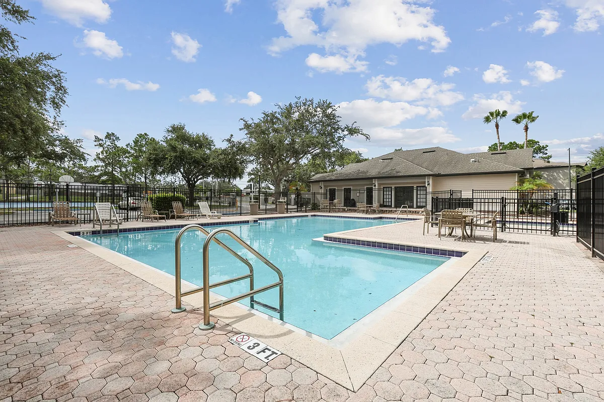 Photo 1 of 18 - Weston Oaks Apartments - Holiday, FL Primary Photo - Weston Oaks Apartments