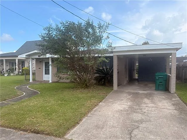 3 bed, 1.0 bath, 1600 sqft, $1,800 — Photo 1