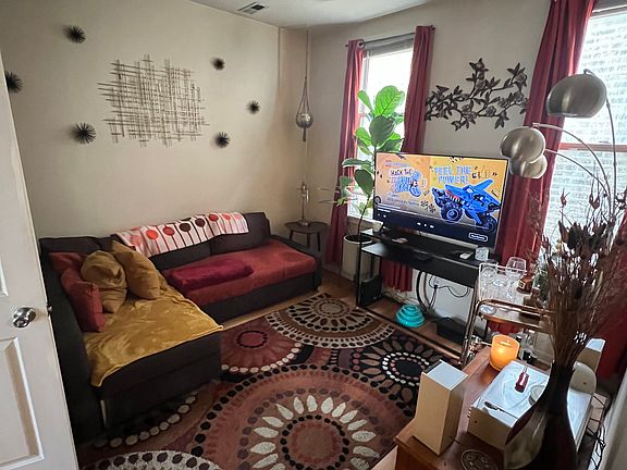 3rd image of 3342 N Claremont Ave APT 2R