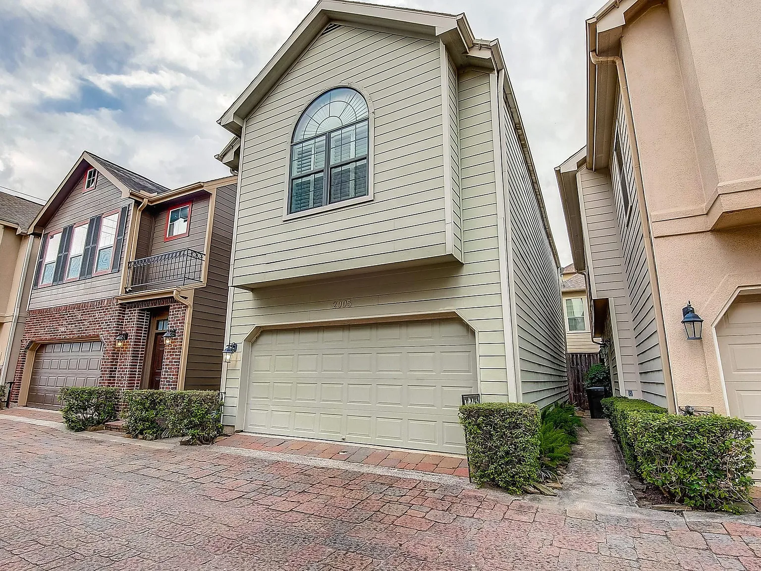 2 bed, 2.0 bath, 1440 sqft, $2,050 — Photo 1