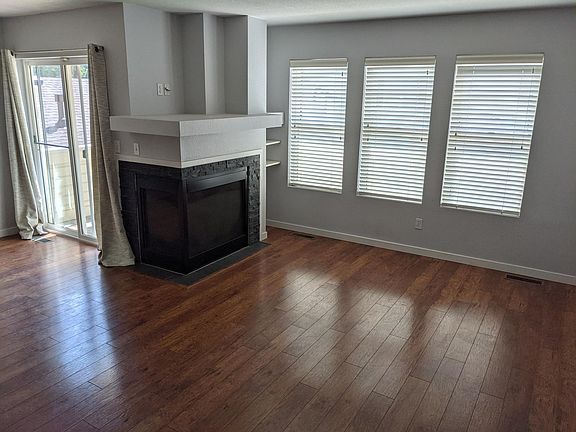 Living room w/ gas fireplace