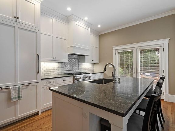 4th image of 82 Old Harbor St