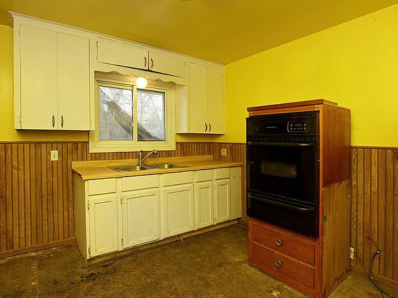 5th image of 626 Hiawatha Ave