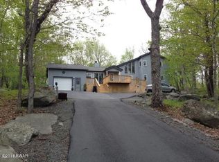 102 Whippletree Ln, Hawley, PA 18428