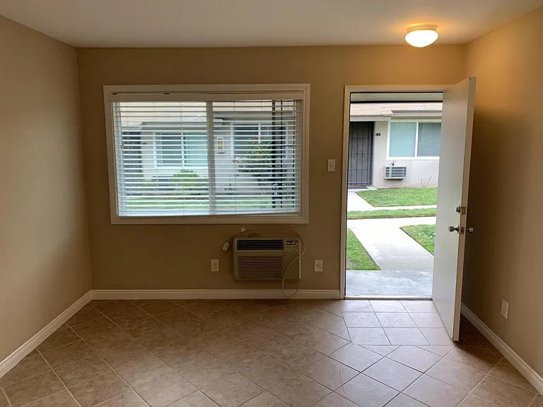 7043 Pickering Ave #6 — Photo 4