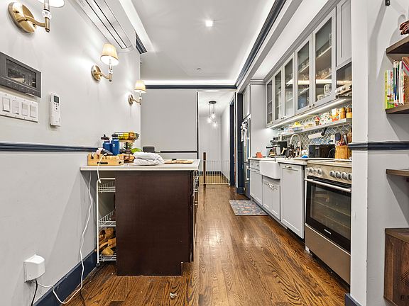 5th image of 920 Pacific St #1B