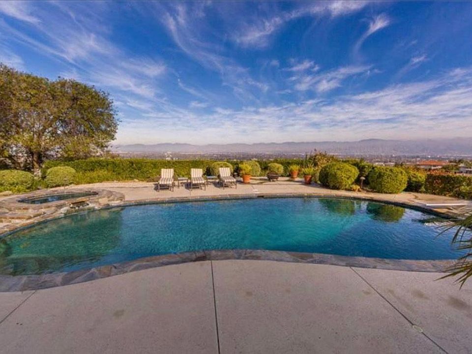 Panoramic views of the San Fernando valley and norther mountains