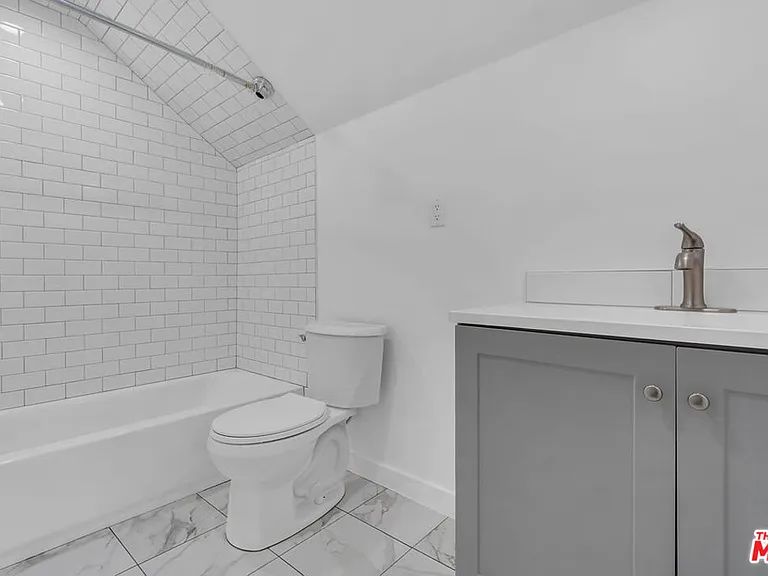 261 W 43rd Pl — Photo 24