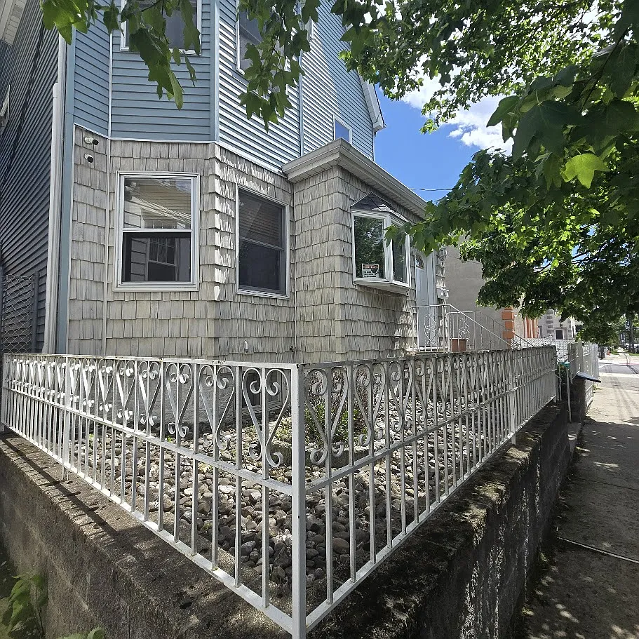 592 Forest St — Photo 3