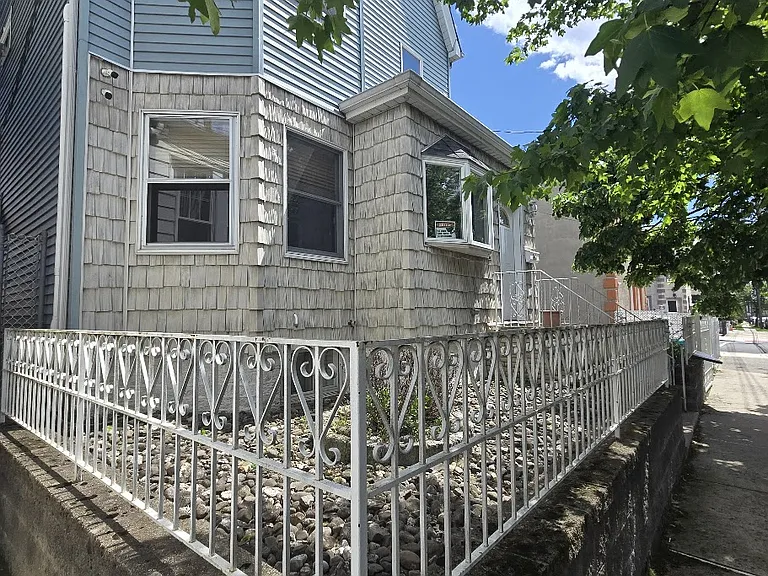 592 Forest St #1 — Photo 3