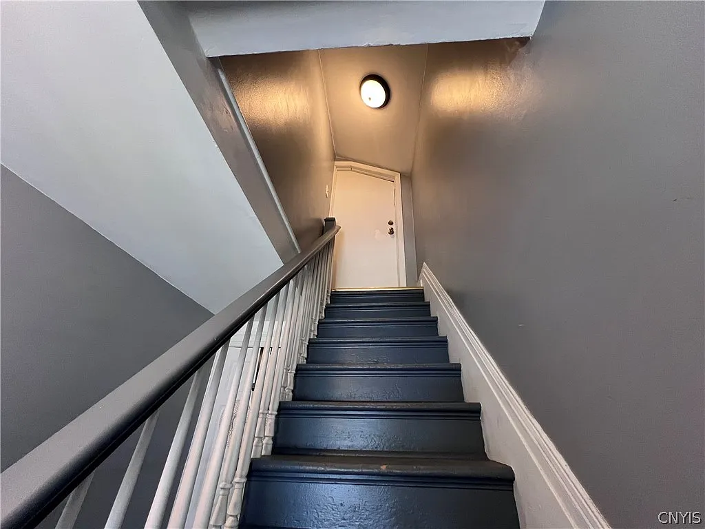 1 bed, 1.0 bath, 1328 sqft, $1,050 — Photo 3