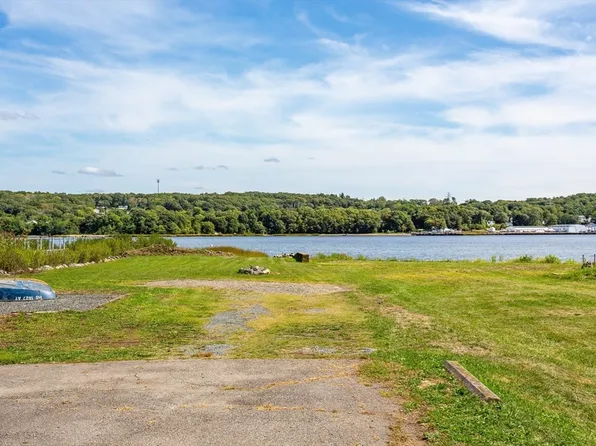 2714 Riverside Ave, Somerset, MA 02726