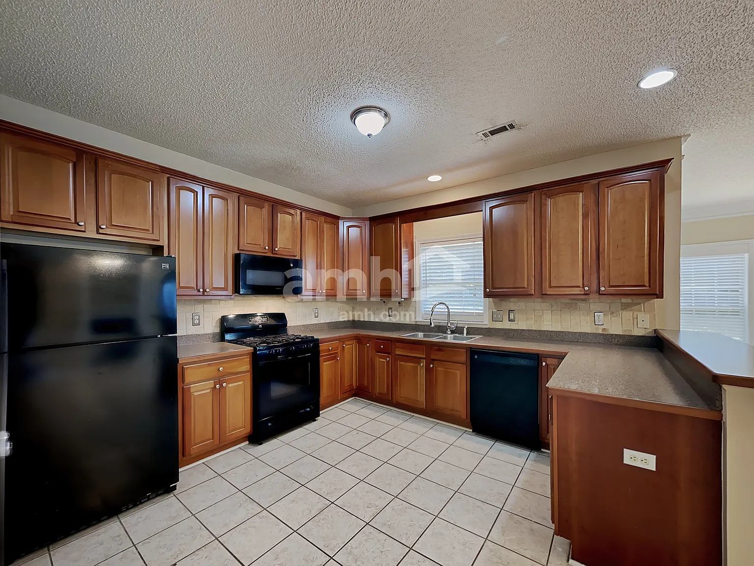 4 bed, 2.5 bath, 2859 sqft, $2,545 — Photo 4