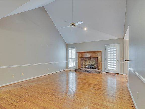 5th image of 302 Wild Rice Dr