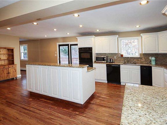 4th image of 52 Leslie Ln