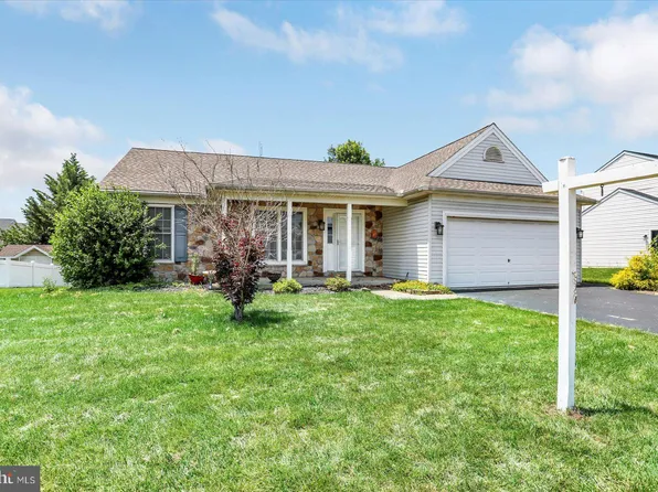 60 Joan Dr, York, PA 17404