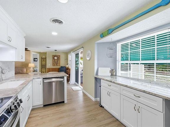 3rd image of 4166 Pompano Rd
