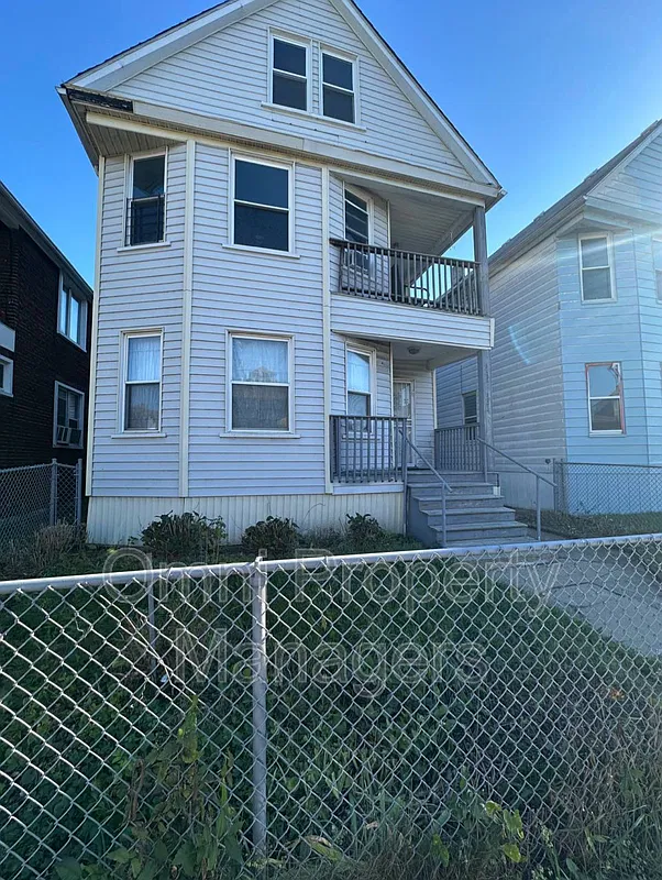 2 bed, 1.0 bath, $1,100 — Photo 2