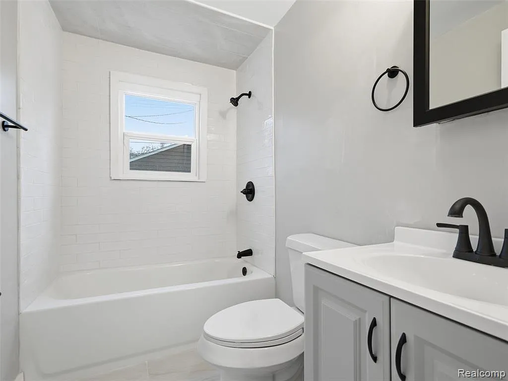 2 bed, 838 sqft, $1,450 — Photo 2