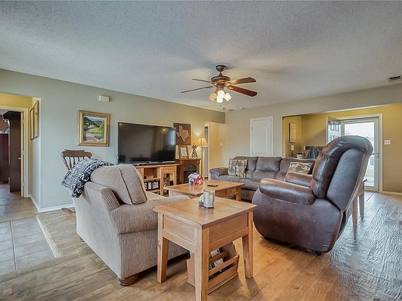 4th image of 866 Sherry Ln S