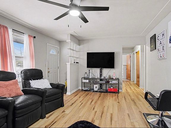 3rd image of 1759 Cambridge Dr SE