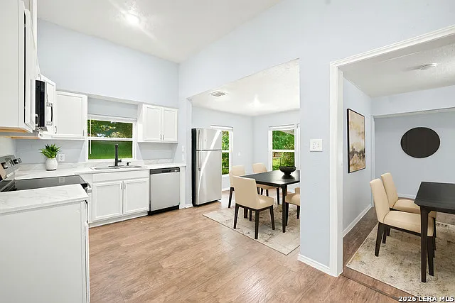 3 bed, 2.0 bath, 1368 sqft, $1,550 — Photo 3