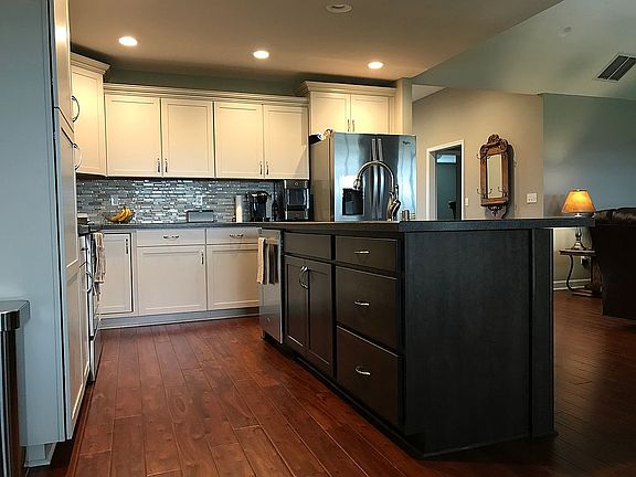 3rd image of 610 Summerset Pl