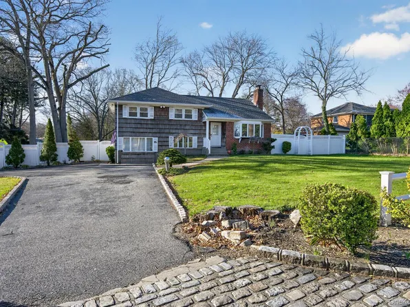 304 Maplewood Road, Huntington Station, NY 11746