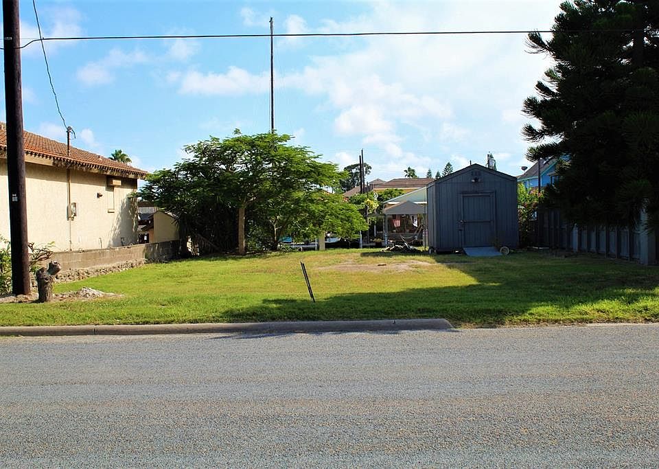 1st image of 825 N Yturria St