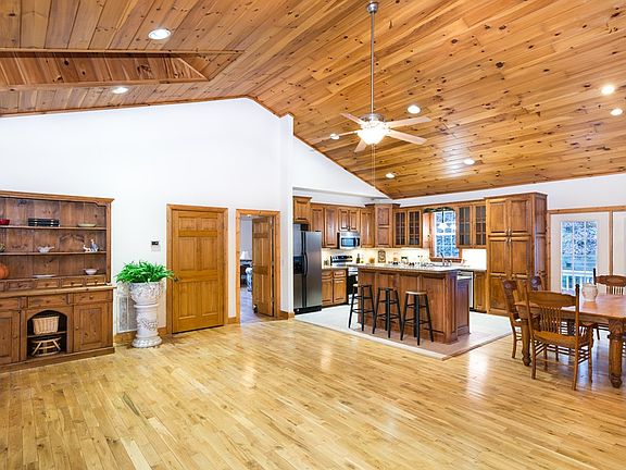 4th image of 241 Crocus Ln