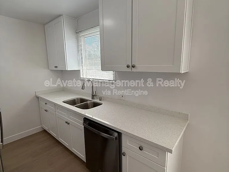 14119 Gilmore St #5 — Photo 6