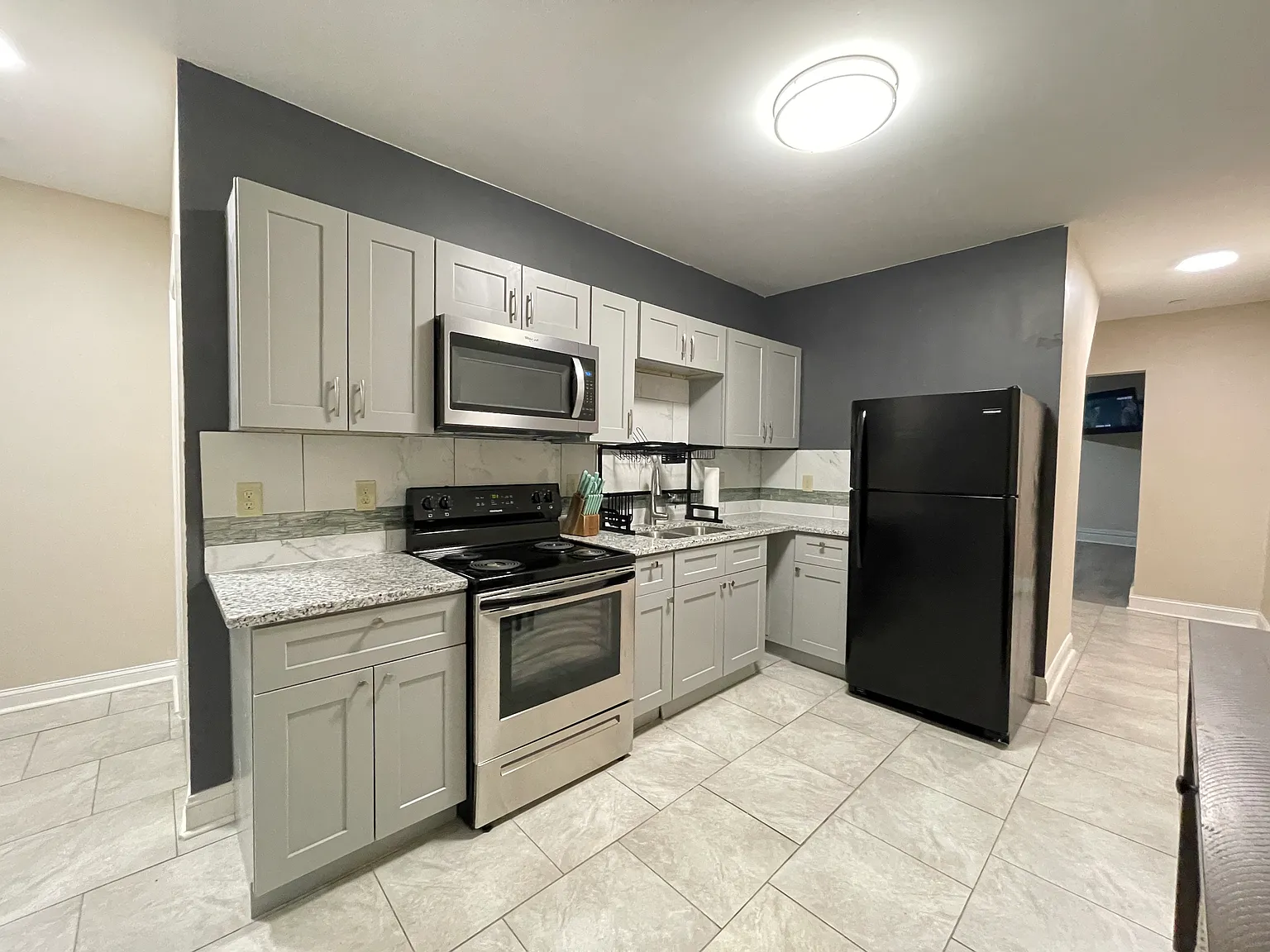 5 bed, 2000 sqft, $2,850 — Photo 1