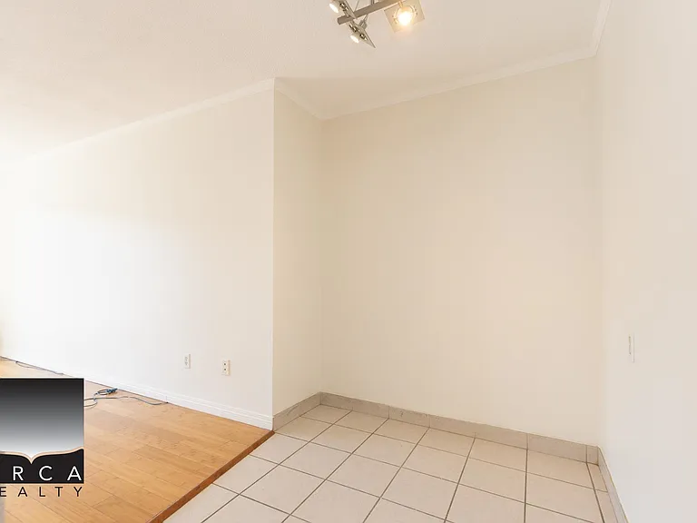 140 E 20th St #9 — Photo 1