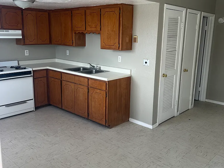 534 W Missouri Ave #18 — Photo 2