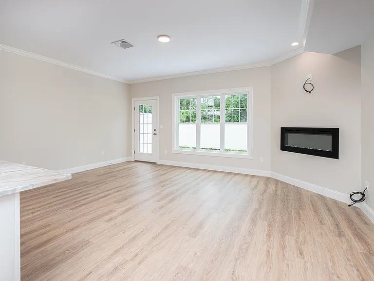 8 Edgewater Cir #8 — Photo 8