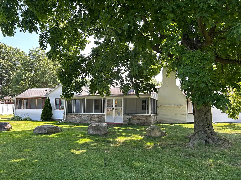18 Meadowlawn Dr #10 — Photo 9