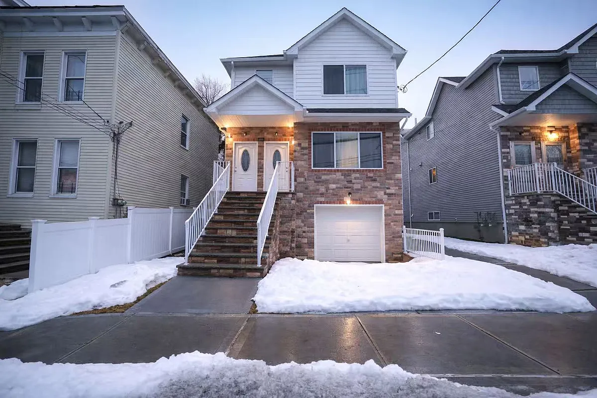 Building Photo - 136 Beach St #2