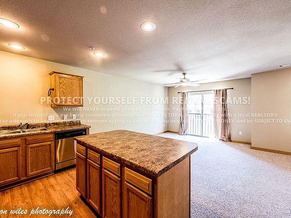 4th image of 2828 W Hillshire Dr