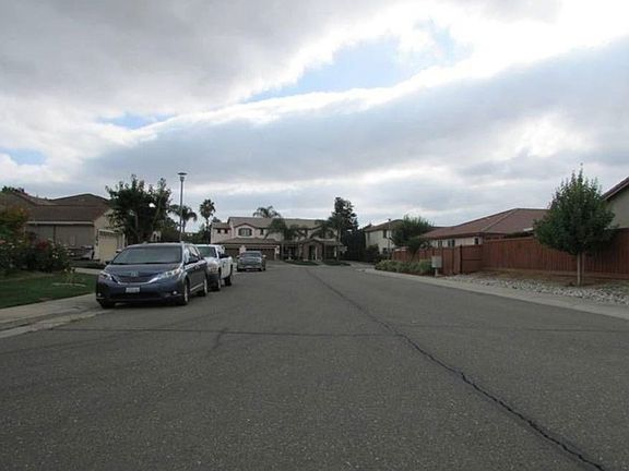 Exterior Neighborhood (street photo)