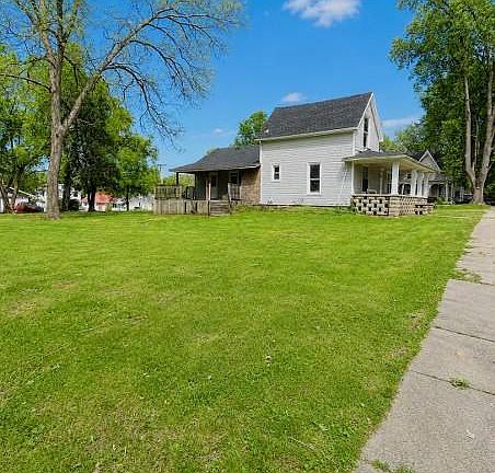 3rd image of 1085 Davis St