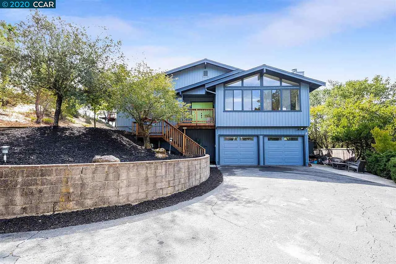 221 Hall Dr photo 1