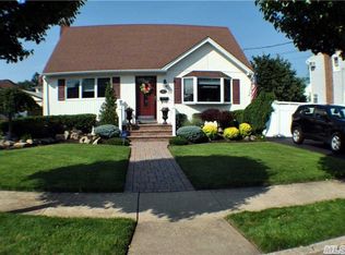 2215 5th St, East Meadow, NY 11554