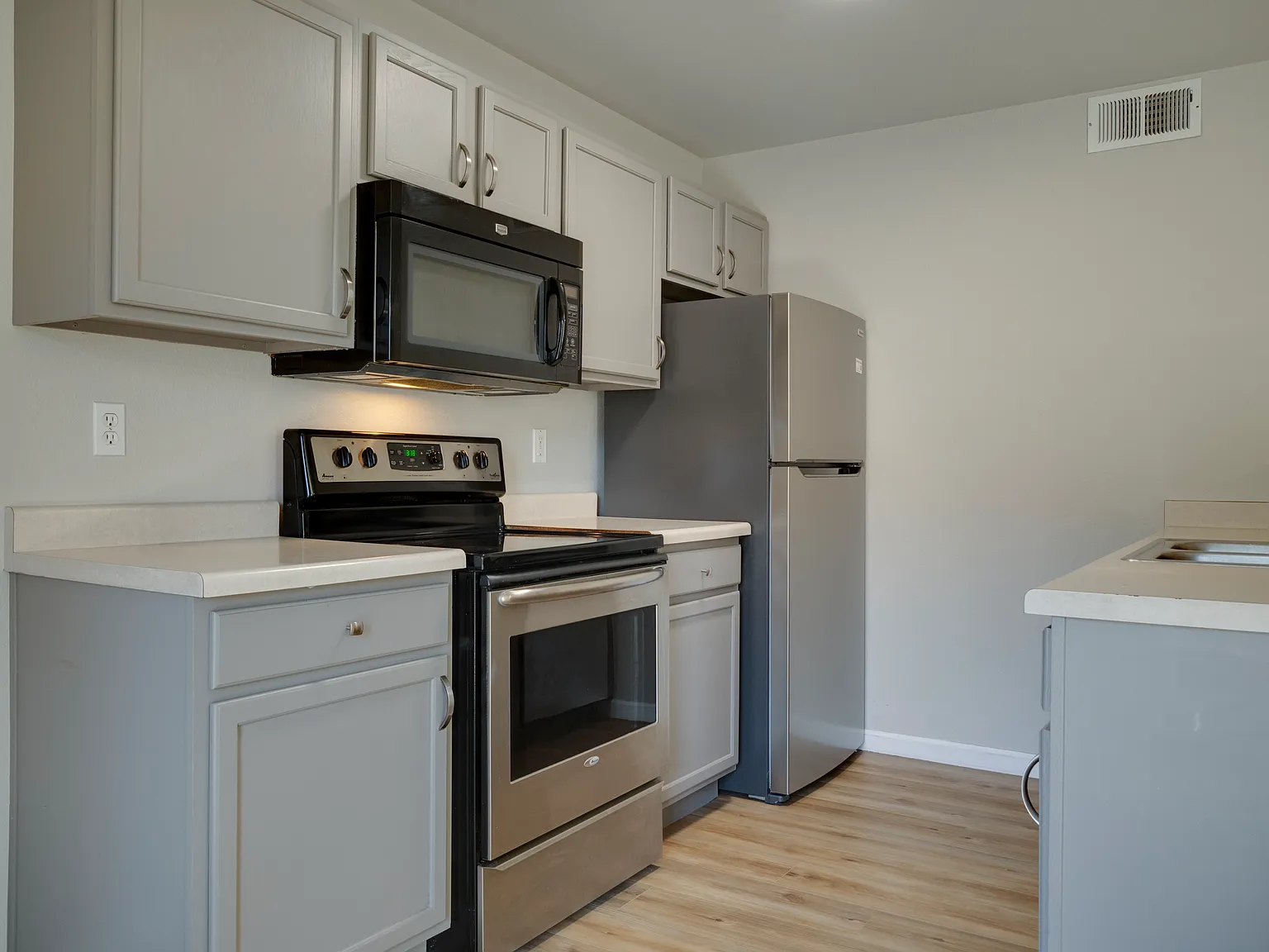 2 bed, 950 sqft, $2,500 — Photo 4