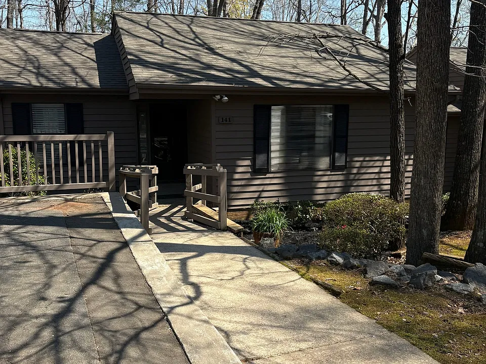 141 Cedar Holw