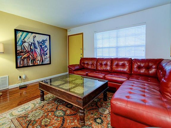 4th image of 300 Crockett St APT 102
