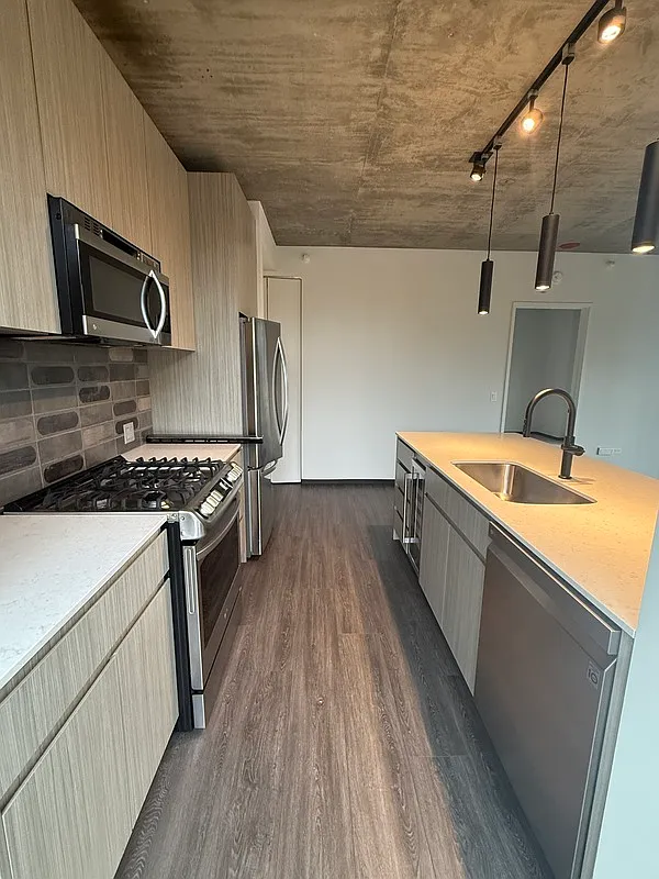 2 bed, 2.0 bath, 1240 sqft, $4,150 — Photo 3